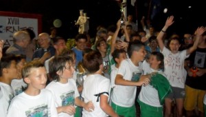 I festeggiamenti per la vittoria del Torneo Oratori, con le maglie riportanti la foto della squadra e la scritta “ San Primo… nel nome un destino”, fatte stampare, in spregio alla scaramanzia, prima della finale !