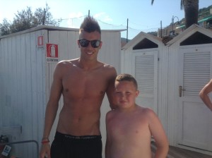 E mentre noi buschiamo botte e gol al Torneo Oratori, Filippotto se la spassa al mare con il suo amico…..Stephan El Sharawy!