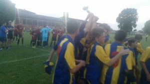 17/6/2016 Campioni di Pinarolo! Vinciamo 3-2 in finale con la Cavese, vendicando così l'eliminazione di Bereguardo e aggiudicandoci il Torneo. E non è finita qui, Stiv, come ormai d'abitudine, vince la classifica cannonieri con 3 reti segnate. Grazie ragazzi!